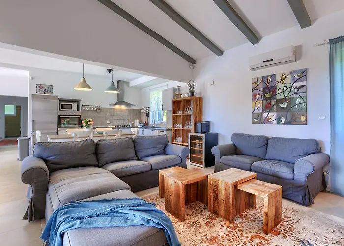 Augusta By Interhome Tomisici