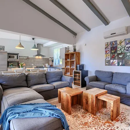 Augusta By Interhome Tomisici